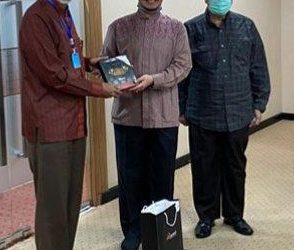 Direktur Utama Bank Sumut Muchammad Budi Utomo memberikan bantuan cendera mata kepada MUI Sumut yang diterima oleh Sekretaris Umum MUI Sumut Dr.H.Ardiansyah Lc.MA bertempat di kantor Pusat Bank Sumut Jalan Imam Bonjol Medan, Rabu (20/5/2020).