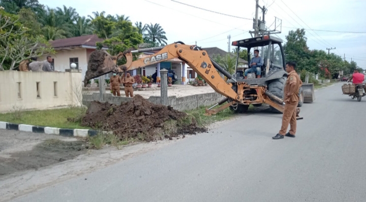 Satu unit alat berat PLTA Asahan 3 yang diturunkan untuk pembuatan drainase di ruas Jalan Provinsi Lintas Sigura-gura  di Aek Songsongan, Asahan, Senin (27/03). (IST)