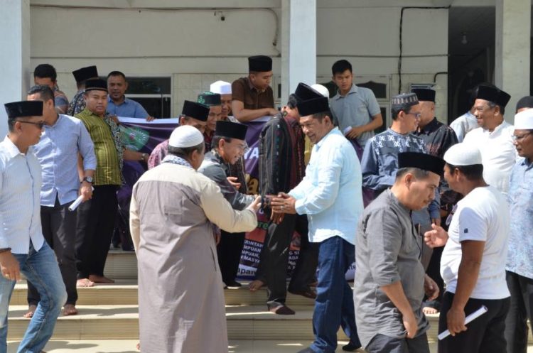 Wali Kota Padangsidempuan Irsan Nasution saat melepas Rombongan Rukyatul Hilal dari Masjid Al-Manar Sadabuan. (IST)