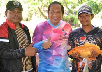 Wali Kota Padangsidimpuan Irsan Nasution fhoto bersama dengan salah satu pemancing dengan ikan hasil Pancingannya. (IST)