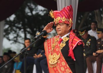 Penjabat (Pj) Gubernur Sumatera Utara (Sumut) Hassanudin menjadi Inspektur Upacara Hari Sumpah Pemuda Tingkat Provinsi tahun 2023 di Lapangan Komplek Inalum Tanjung Gading, Kabupaten Batubara, Sabtu (28/10).  Hassanudin mengharapkan generasi muda siap menyambut Indonesia Emas 2045. (Diskominfo Sumut)