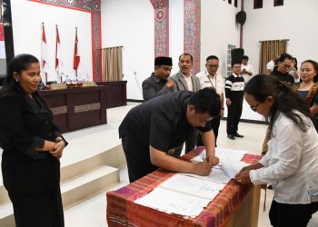 Penandatanganan persetujuan ranperda APBD Kabupaten Samosir.(Suriono Brandoi)