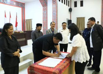 Penandatanganan persetujuan bersama ranperda pajak dan retribusi daerah Kabupaten Samosir.(Suriono Brandoi)