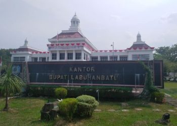 KPK menggeledah kantor Bupati Labuhanbatu Erik Adtrada Ritonga terkait kasus dugaan suap.