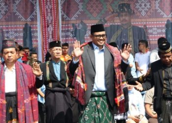 Bobby Nasution photo bersana dengan beberapa tokoh asal Tabagsel usai dinobatkan jadi tokoh Nasional di Alaman bolak Padangsidimpuan. (IST)