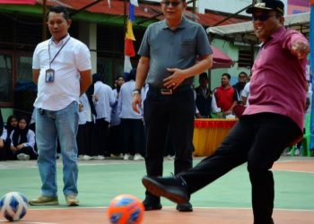 Pj. Wali Kota Padangsidimpuan Letnan Dalimunthe melakukan tendangan perdana pembukaan turnamen futsal MAN.2 Padangsidimpuan. (IST)