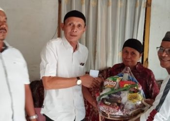 Ketua PWI Tabagsel, Kodir Pohan didampingi Sekretaris Ikhwan Nasution dan Bendahara Laidin Pohan memberikan bantuan Parcel dan kebutuhan pokok serta uang tunai kepada istri Almarhum Sunardi Batubara. (IST)