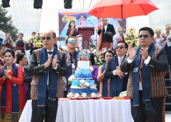 Pemotongan kue Hari Jadi Kabupaten Samosir ke-20 tahun.(Suriono Brandoi).