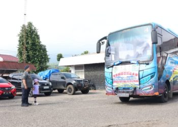 Bupati Tapsel Dolly Pasaribu saat melepas keberangkatan jamaah Badan Kontak Majelis Taklim (BKMT) Kabupaten Tapsel ke Medan. (IST)