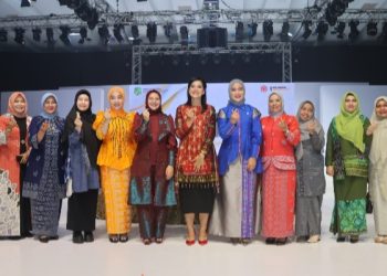 Rosalina Dolly Pasaribu foto bersama dengan peserta Fashion Festival (MFF) di Hotel Santika Medan, Sabtu (13/7/2024). (IST)