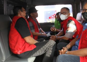 Kelima tersangka dugaan korupsi seleksi PPPK Kabupaten Batu Bara saat dilakukan penahanan menuju Rutan Tanjung Gusta Medan.