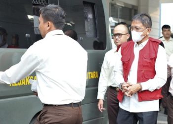 Mantan Kepala Dinas Bina Marga dan Bina Konstruksi Sumatera Utara, tersangka Bambang Pardede (pakai rompi) menuju mobil tahanan di Kejati Sumut, Medan, Senin (22/7/2024).